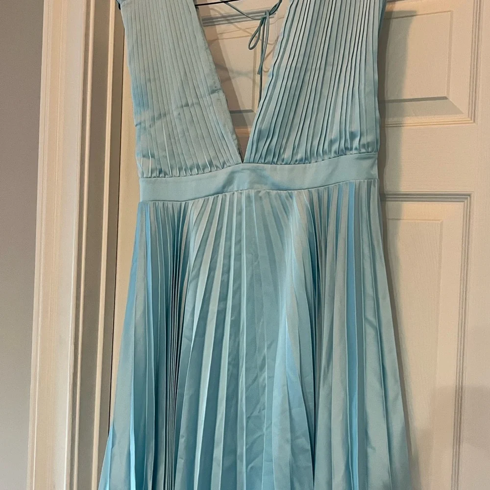 Elegant Light Blue Pleated Abercrombie+Fitch Formal Homecoming Dress - Picture 1 of 4